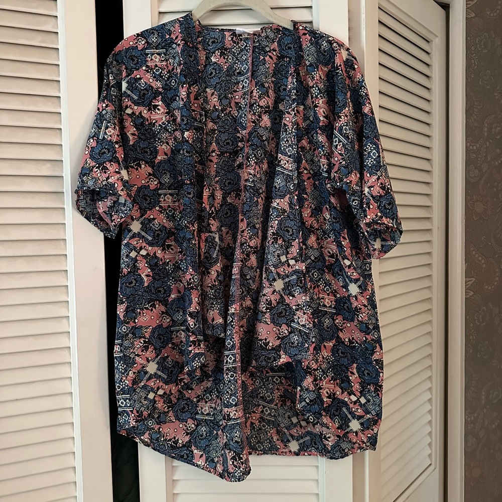 Lularoe floral Top size 3 (like XS)